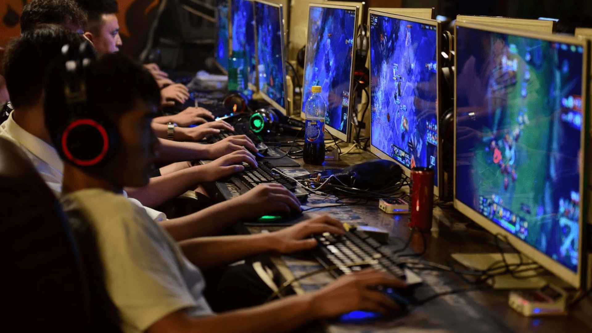 Multiplayer Games with Smooth Online Coordination